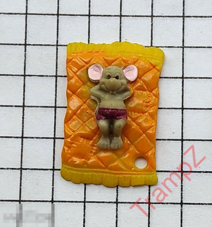 Мышь загорает на коврике #13 