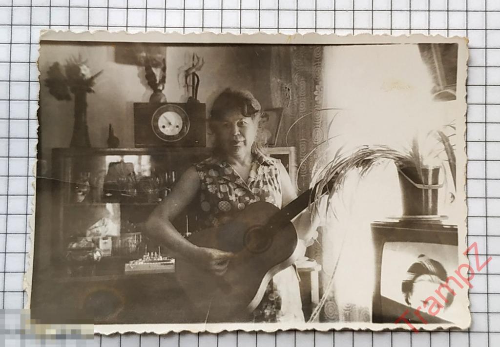 Фотография женщина с гитарой, советский интерьер, часы #43 