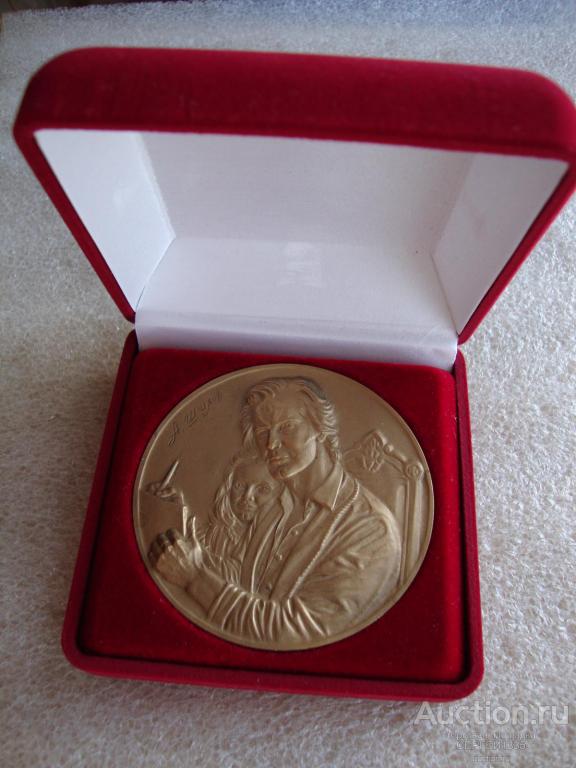 Настольная медаль ММД Московская гос. картинная галерея художника СССР А. Шилова 1997 ТОМПАК
