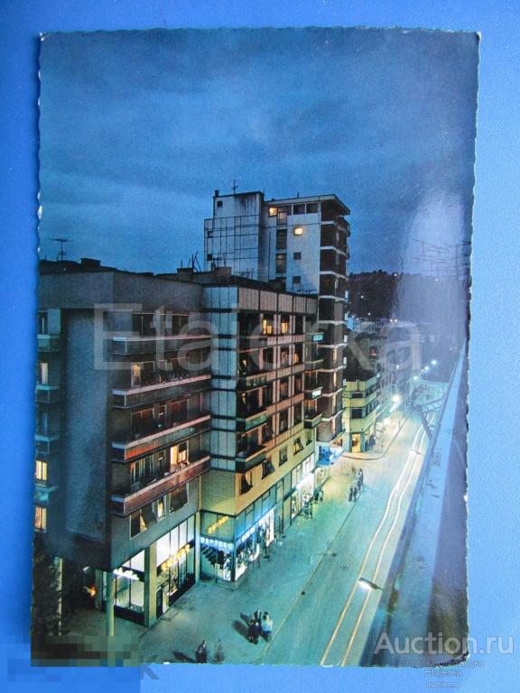 Сербия.  Ужице. Иностранные города. Дом. Улица. ночь. Люди. 