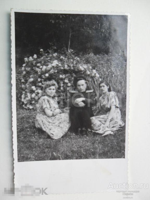 Девушки  сидят на  траве .  Военный. Форма .   Австрия.1953.  Фото СССР. 