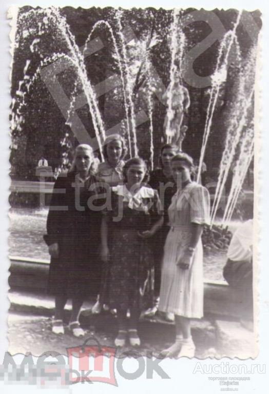 Девушки у фонтана .  Парк . Петергоф.  Мода.  Фото СССР. ( Арх. Мончегорск ) 