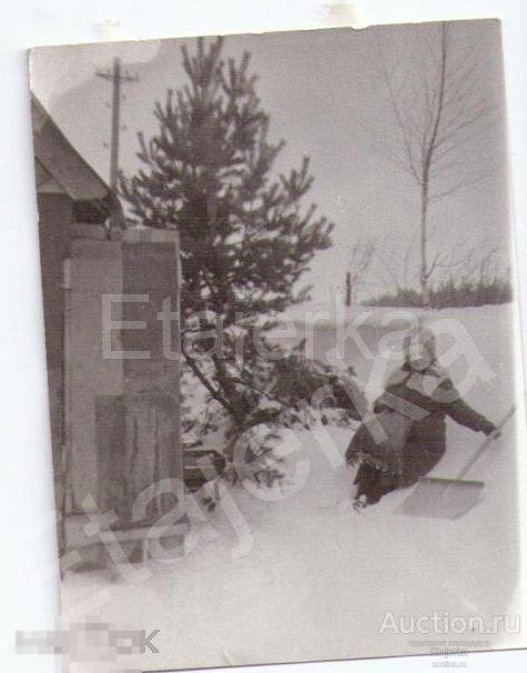 Женщина чистит снег   . Зима  . Дача . Фото СССР (мель.руч) 