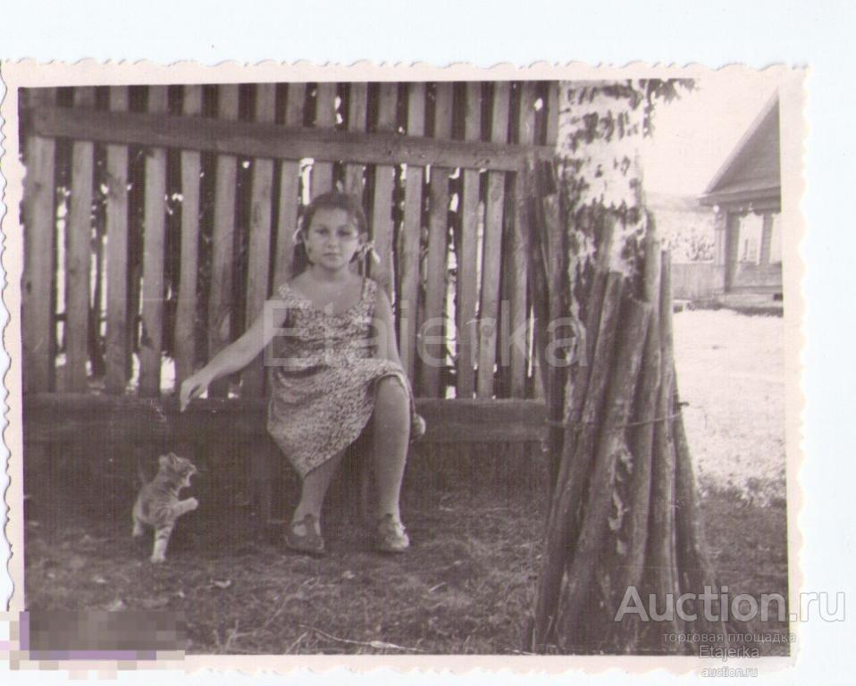 Фото СССР. Девочка с котенком . Дети.  Деревня.1958. 