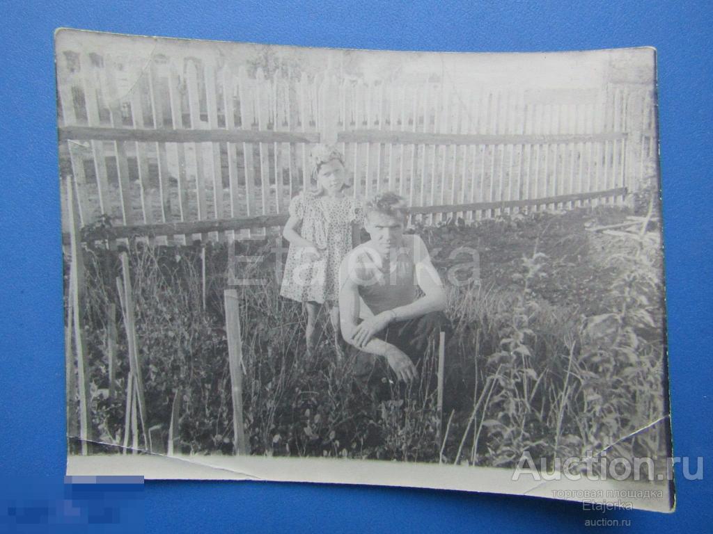 Девочка и мужчина.  НЮ.  Дети . Огород.    Фото СССР. ( пчеловод) 