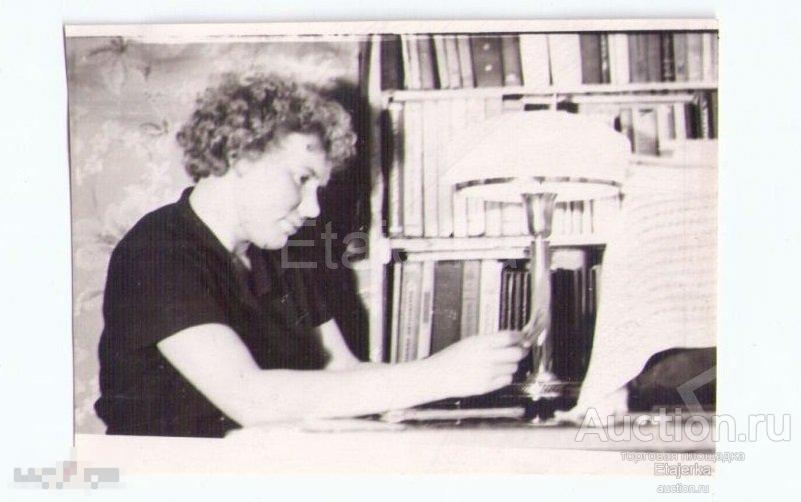 Девушка за столом.   Лампа.  Комната. Интерьер . Фото СССР. ( Выр.) 