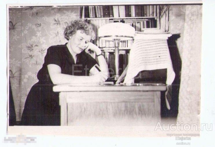Девушка за столом.   Лампа.  Комната. Интерьер . Фото СССР. ( Выр.) 