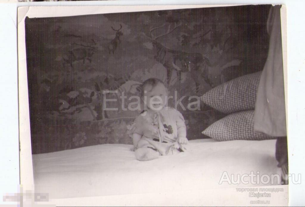 Ребенок на кровати . Ковер с  оленями   .    Фото СССР. ( арх. Шулешко ) 