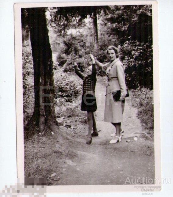 Девочка  . Женщина.  Семья  . парк  . Танцует  . 1956 . Фото СССР. ( арх. Шулешко ) 