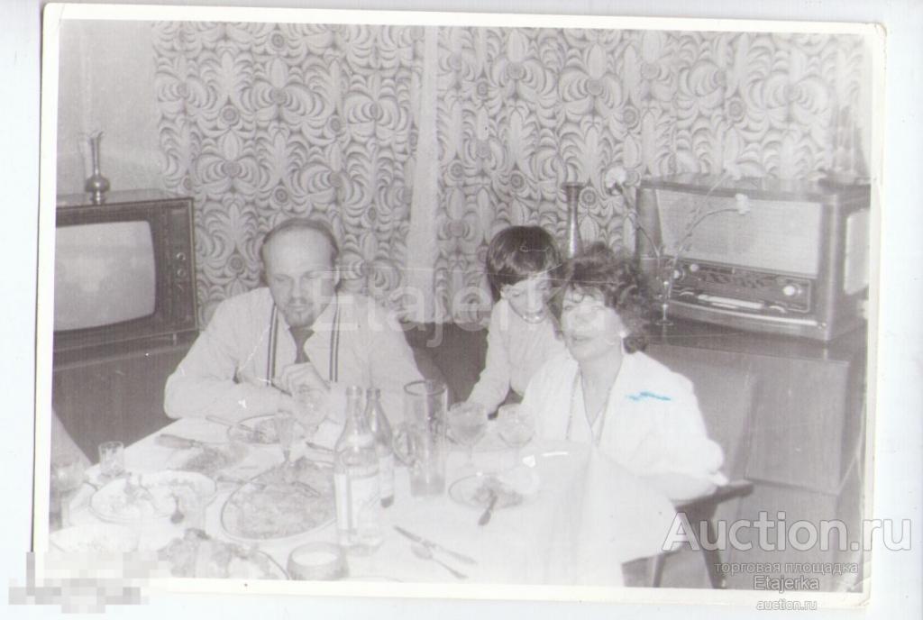 Семья  .Застолье. Радио. Телевизор. дети  .1988. Фото СССР. ( арх. Шулешко )