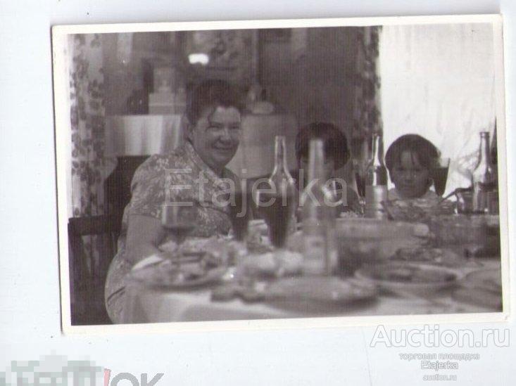 Дети  за столом . Женщина.  Алкоголь .  Праздник .   Фото СССР. ( арх. Шулешко ) 