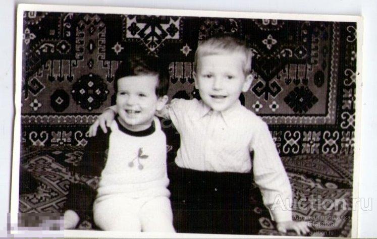 Мальчики. Дети . Ковер . Фото СССР. ( арх. Шулешко ) 