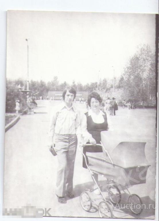 Женщина . Коляска. Мужжчина . Парк   .    Фото СССР. ( арх. Шулешко ) 