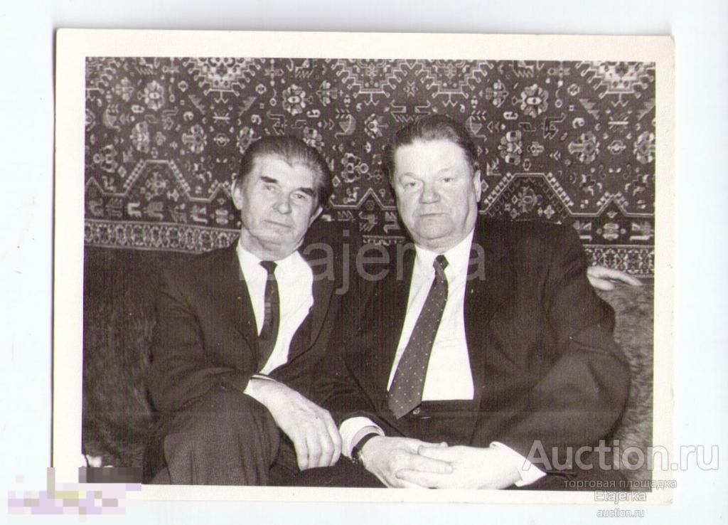 Мужчины в костюмах на диване . Семья. Застолье.   1987.  Фото СССР. ( арх. Шулешко ) 