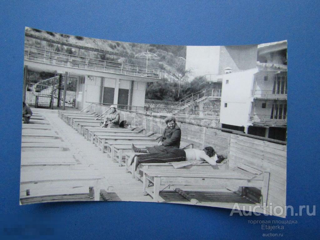 Санаторий  "  Горный " .Люди на  лежаках.  Крым  .  Ливадия . 1986.  Фото СССР (СЛе) 