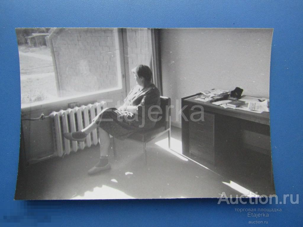 Женщина  в  номере .  Чудское озеро.  Куремяэ . Уускюла . Эстония.   1989.  Фото СССР (СЛе) 