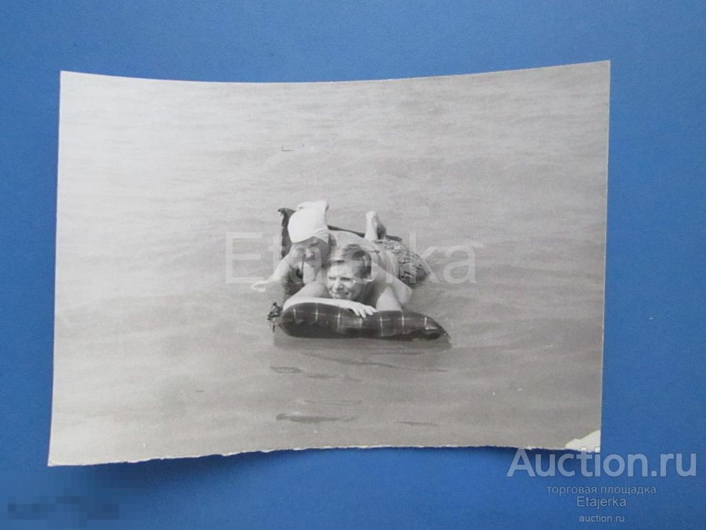 Надувной матрас.  Крым.  Село Песчаное .  НЮ. Женщина.  Парень . 1975 . Фото СССР (СЛе) 