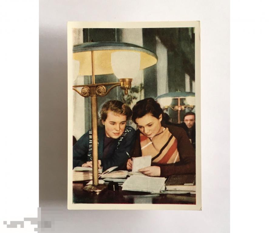 ЖЕНЩИНЫ СТРАНЫ СОЦИАЛИЗМА  Студентки  Фото Д. Шоломовича   ИЗОГИЗ 1950—60 гг. Чистая 