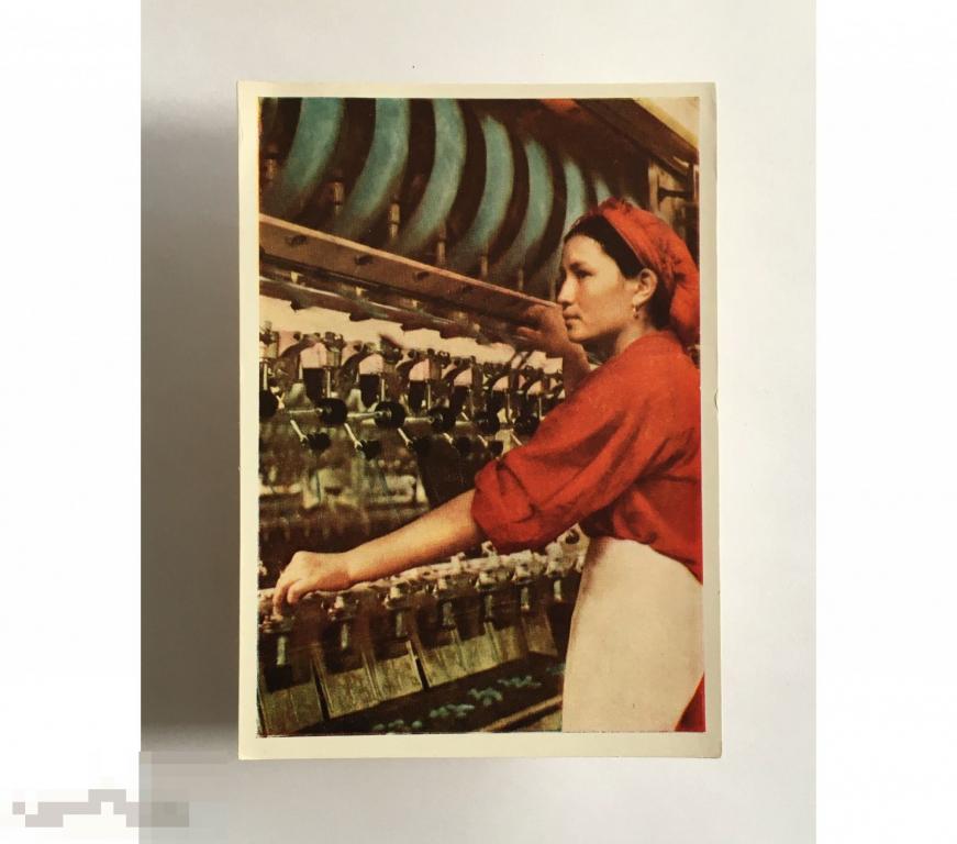 ЖЕНЩИНЫ СТРАНЫ СОЦИАЛИЗМА  Ткачиха  Фото Д. Шоломовича ИЗОГИЗ 1950—60 гг. Чистая 