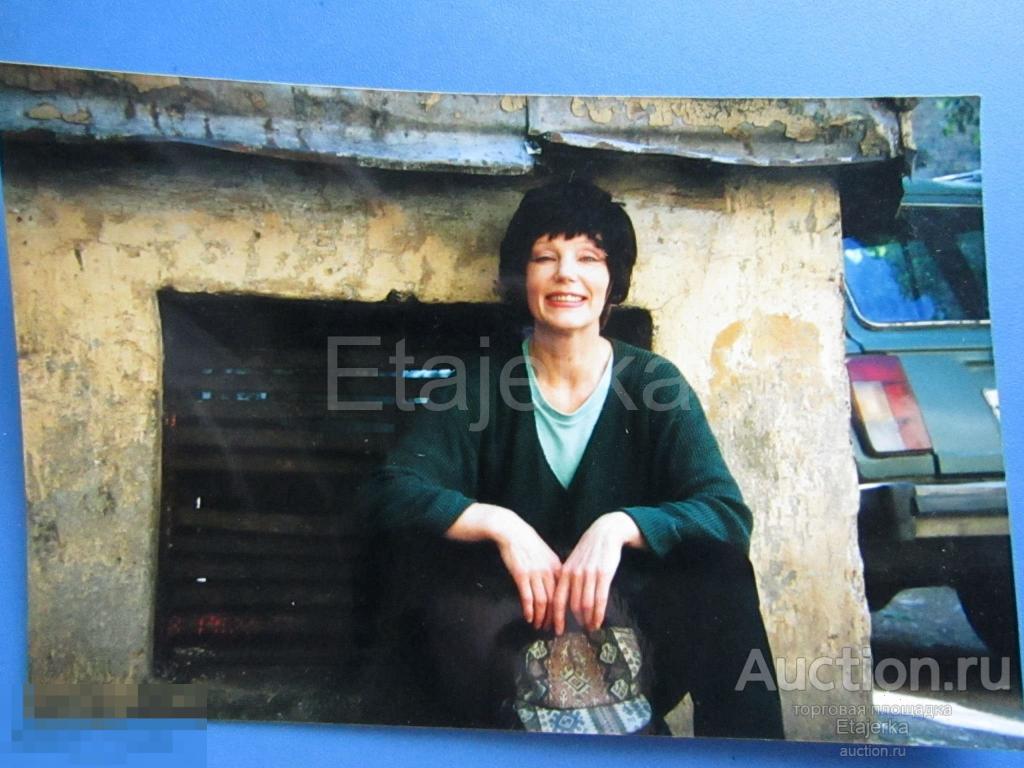 Девушка в парике. Санкт - Петербург .  Фото цветное 90 - е годы    ( арх . Б) 