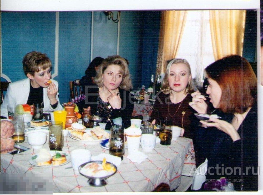 Мороженное. Чай . Девушки . Фото цветное 90 - е годы    ( арх . Б) 