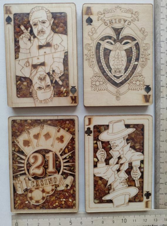 игральные карты - магнитики на холодильник из казино Азов сити,   с натуральным янтарем внутри