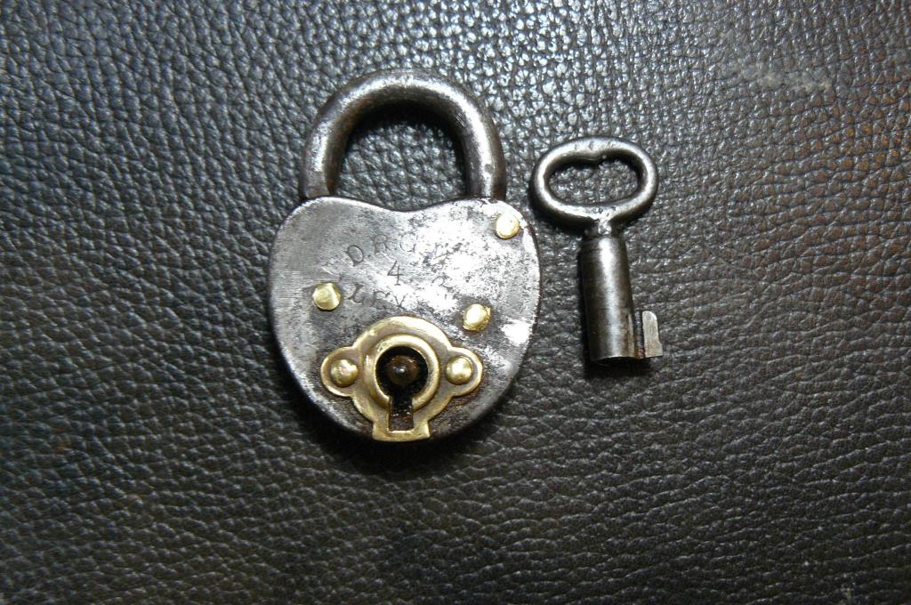 Старинный навесной замок.  3 -й  Рейх. D.R.G.M.