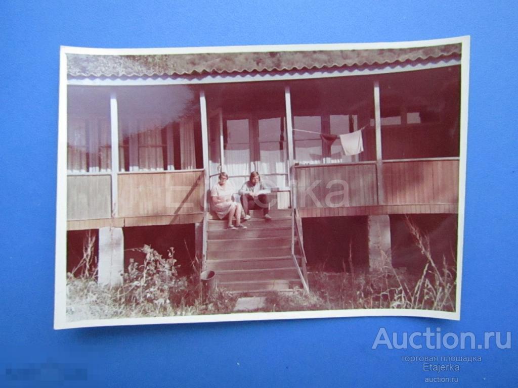 Женщина и парень у домика  .     Ессентуки  ?  Киргизия ? . Отдых  .  Фото СССР (СЛе) 