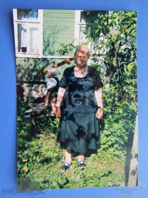 Женщина у дома. Дача . Цветное  .Фото СССР .  ( Лш) 