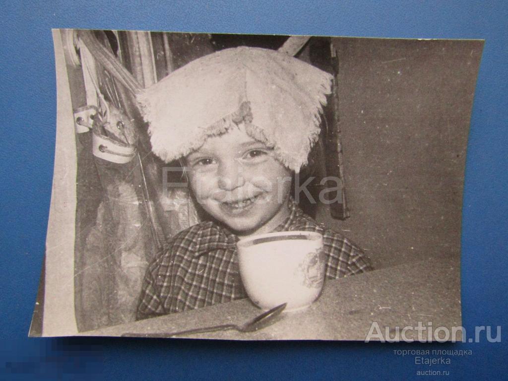 Ребенок .Юмор. Чай .  Мальчик .  Дети.  Фото СССР ( Арх. М) 