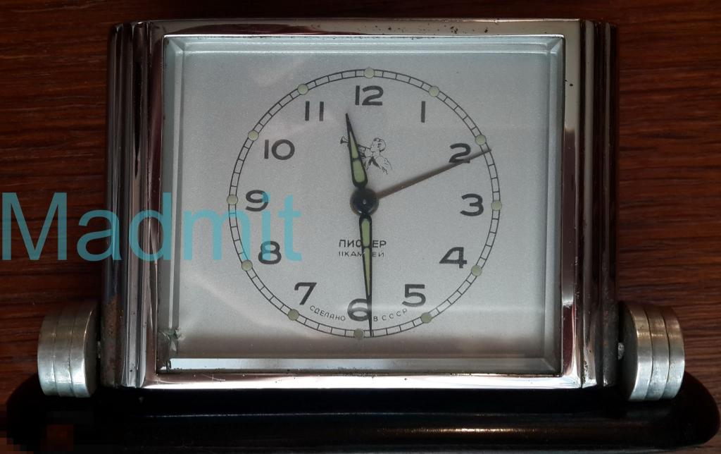 Настольные часы-будильник Пионер (слава) СССР 1957 