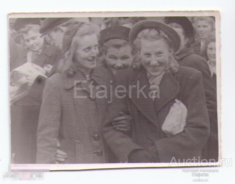 Фото СССР.1947.Девушки.Смеются. 1 мая.Демонстрация. 