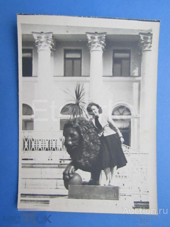 Девушка в парке .  Лев . Мода .      Фото СССР (я30) 