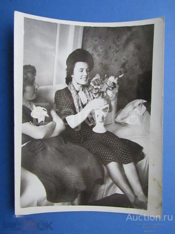 Девушки. Оттоманка. Диван . Мода .    Фото СССР (я30) 