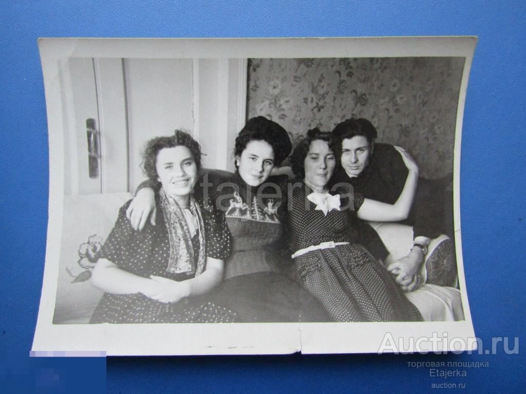 Девушки. Оттоманка. Диван . Мода .    Фото СССР (я30) 