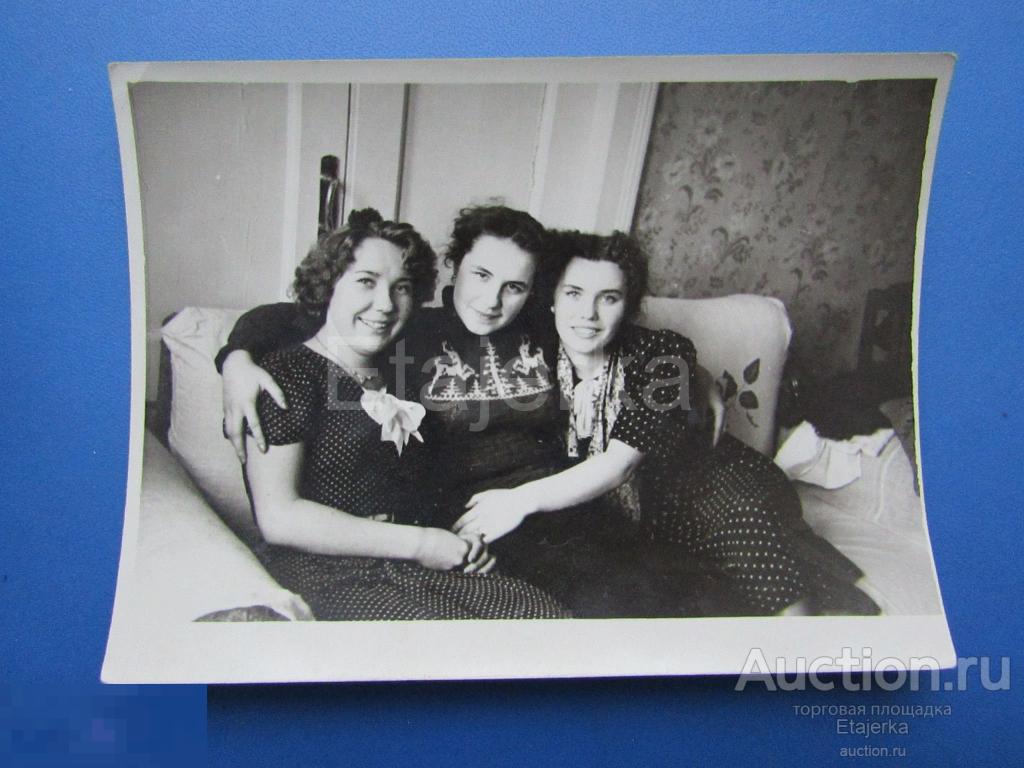 Девушки. Оттоманка. Диван . Мода .    Фото СССР (я30) 