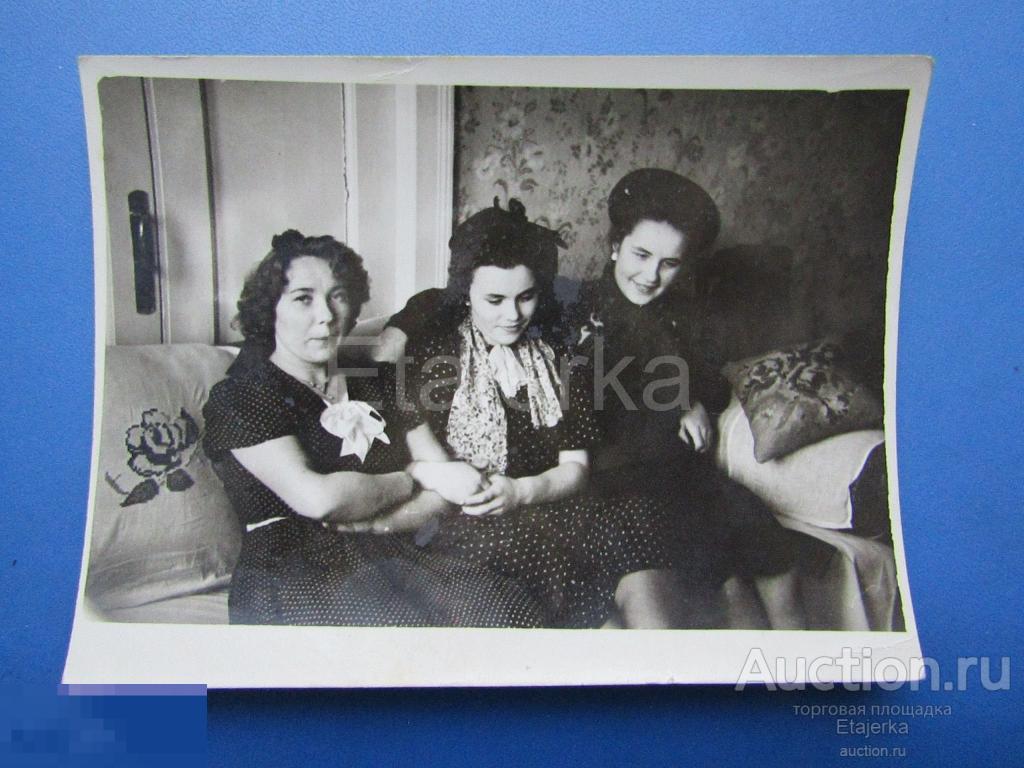 Девушки. Оттоманка. Диван . Мода .    Фото СССР (я30) 