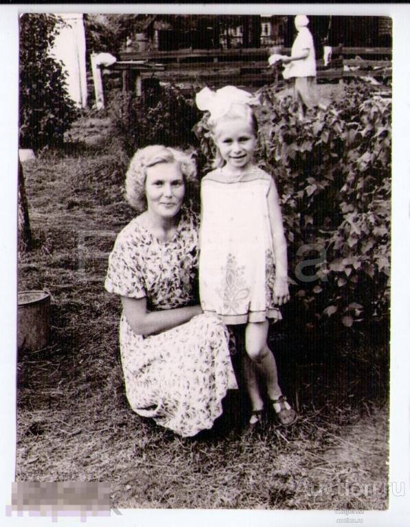 Детский сад. Вырица. Девушка с девочкой  . 1957. Фото СССР. ( Выр. ) 