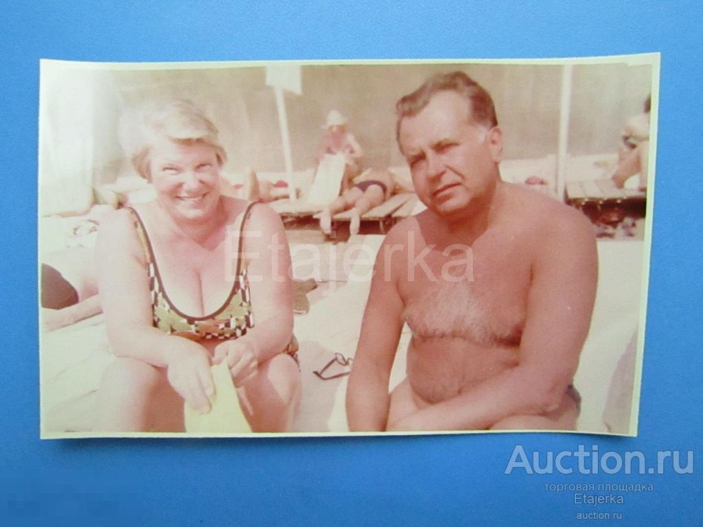 Мужчина и  женщина . НЮ. Пляж. Голые   . Судак.    Море .  Цветное     Фото СССР (СЛе) 