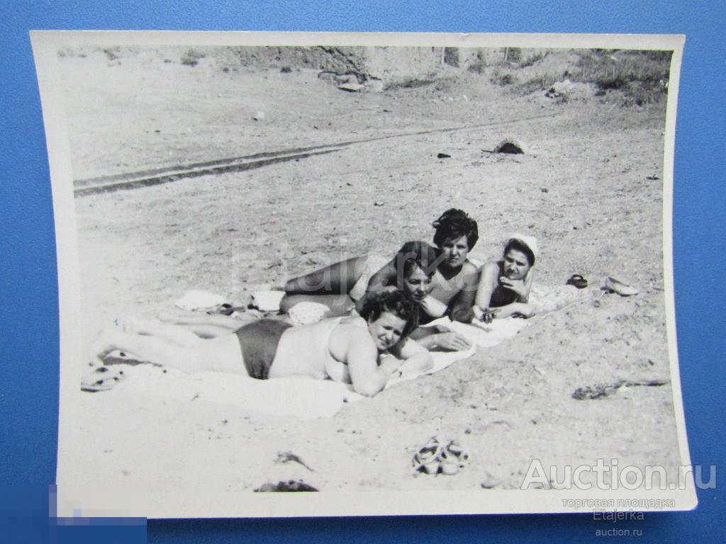 Женщина на пляже.  НЮ.  Море.   Фото СССР . ( арх. 26м) 