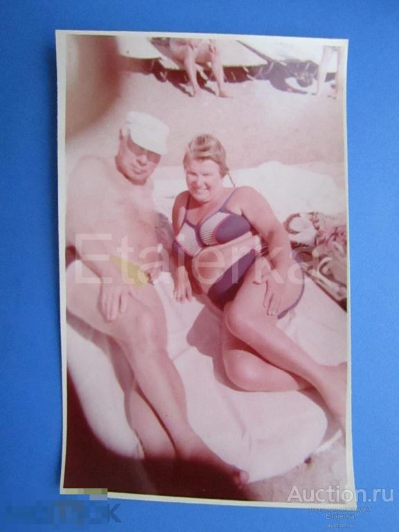 Мужчина и  женщина . НЮ. На пляже  . Судак.   Цветное     Фото СССР (СЛе) 