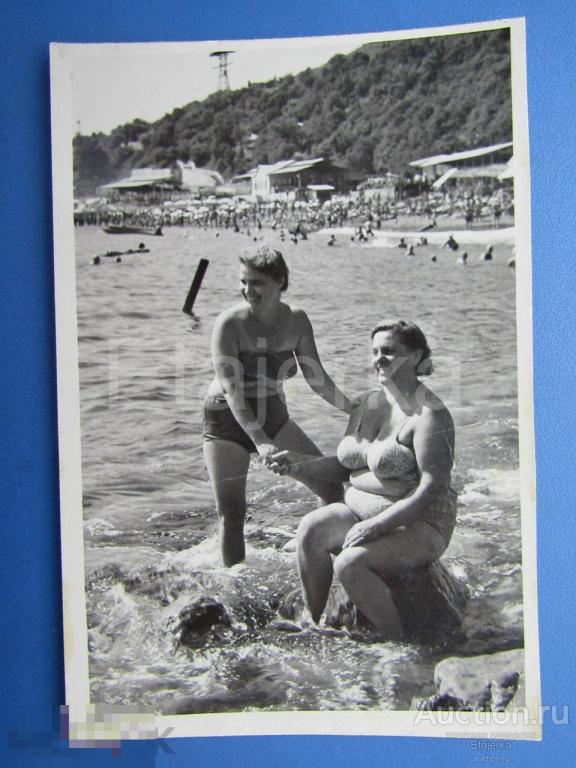 Женщины на пляже  .    НЮ.  Море .     Фото СССР . ( арх. 26м) 