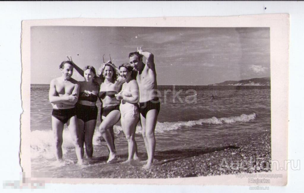 Голые парни с девушками на нудистском пляже