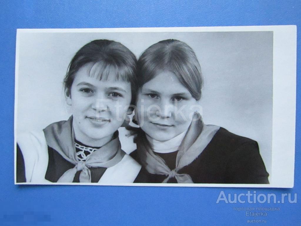 Школьницы  .  Пионеры . Девочки .  1969 . Галстук.  Подруги .     Фото СССР . (арх.Фр) 
