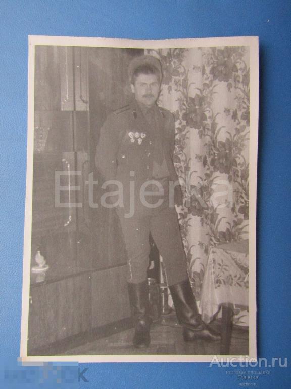 Парень . Солдат.   Форма. Армия .  Значки  .    Фото СССР ( м09) 