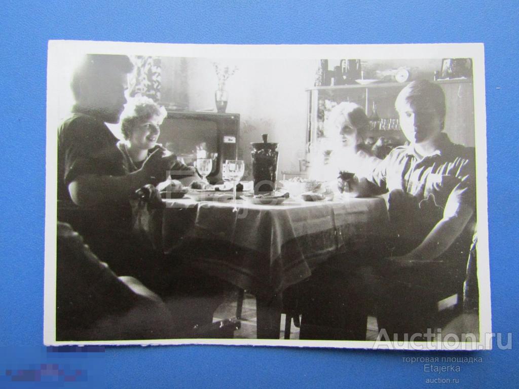 Парни  . Девушка. За столом  .  Телевизор       . Фото СССР ( м09) 