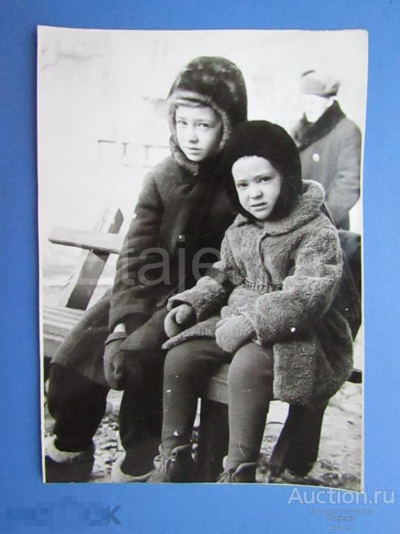 Мальчик в шубе . Дети.  Зима.  Челябинск. Улица .  Фото СССР. ( ц1) 