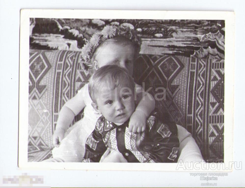 Дети на диване. Венок . Семья.  Фото СССР. 