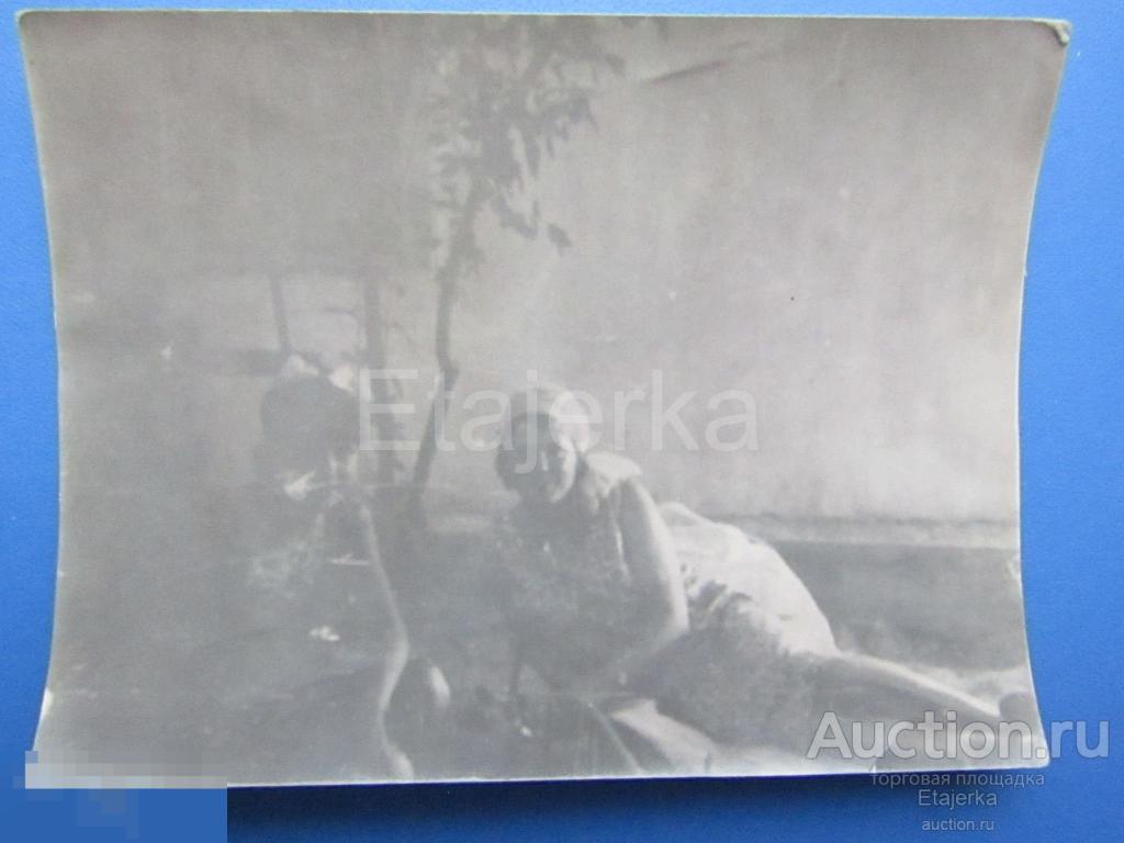 Женщина. на раскладушке .  Деревня . Семья      . Фото СССР . ( кн ) 