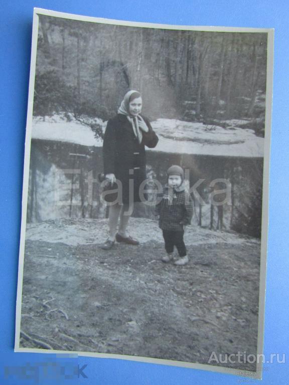 Девушка. Ребенок.  Фото СССР (пчеловод) 